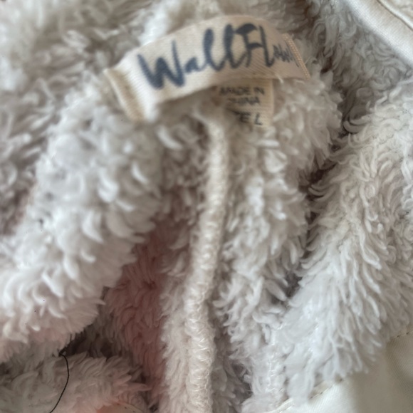 Size L Wallflower half button up - Picture 2 of 3